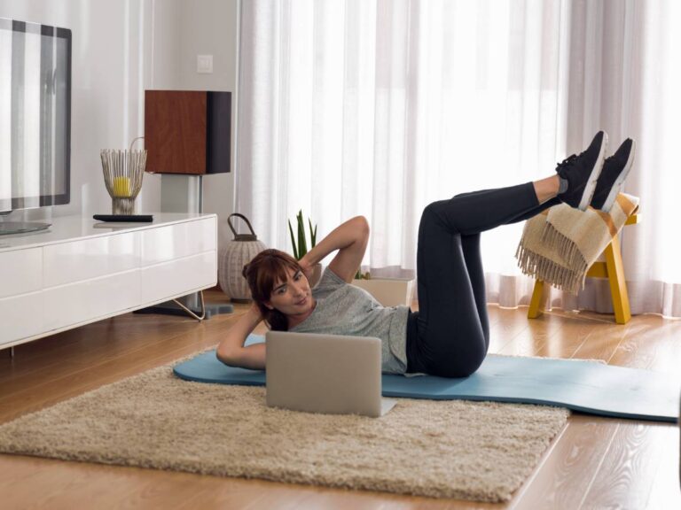 Ćwiczenia w domu. Obrazek w artykule Ćwiczyć rano czy wieczorem? Odkryj optymalny czas na trening