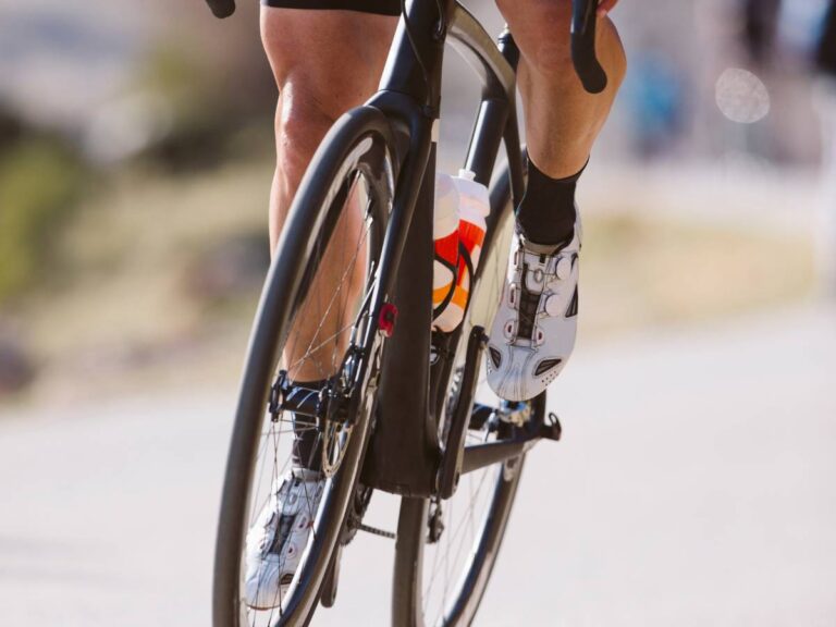 Kolarz na rowerze. Obrazek w artykule Pierwszy rower. Kompletny przewodnik dla początkujących w kolarstwie