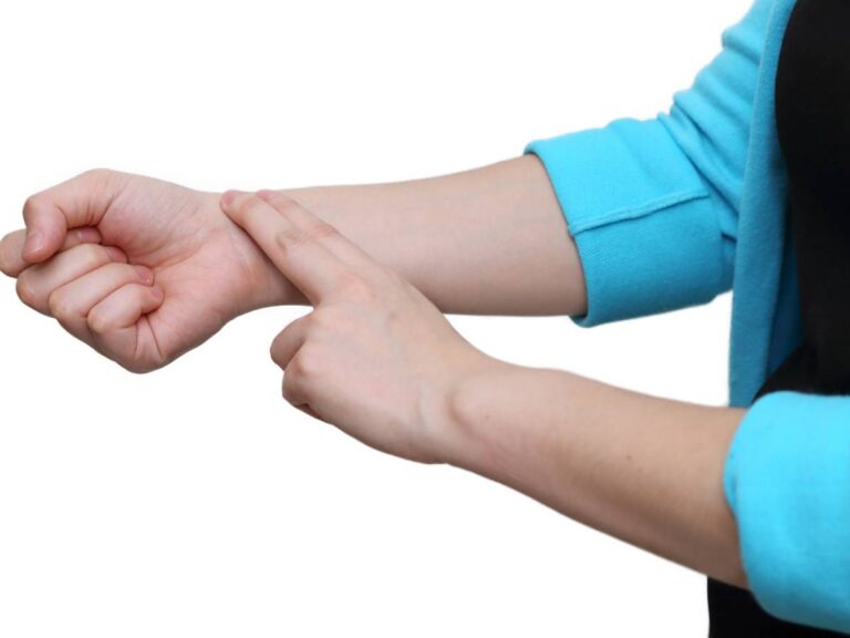 Ręczne mierzenie. Obrazek w artykule Tętno maksymalne. Jak prawidłowo zmierzyć puls i dlaczego jest to ważne?