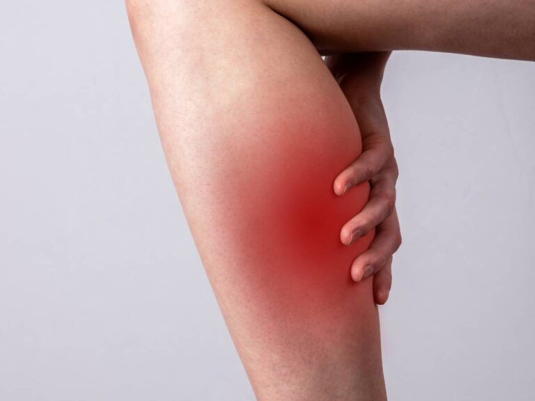 Boląca męska łydka. Obrazek w artykule Domowe sposoby na ból łydek. Praktyczny poradnik jak zapobiegać bólom mięśni