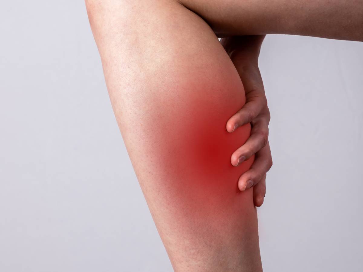 Boląca męska łydka. Obrazek w artykule Domowe sposoby na ból łydek. Praktyczny poradnik jak zapobiegać bólom mięśni