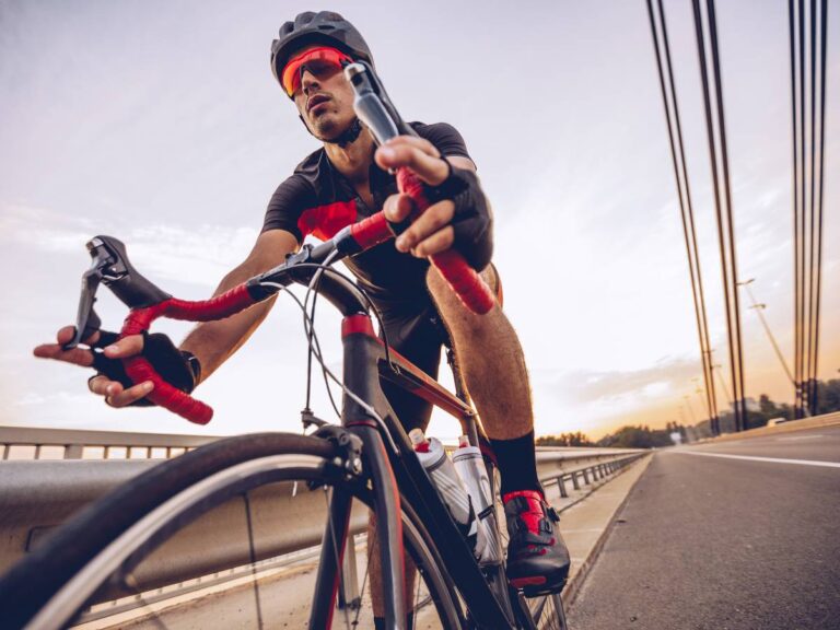 Rowerzysta. Obrazek w artykule Jazda na rowerze kalorie. Sprawdź, jak wiele kalorii możesz spalić na rowerze!