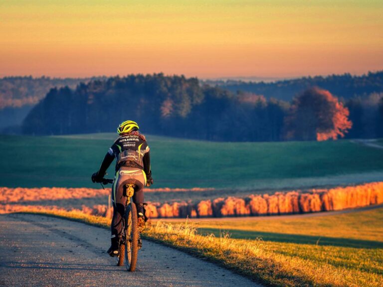 Turystka na rowerze. Obrazek w artykule Co daje jazda na rowerze? Odkryj sekrety jazdy rowerem dla zdrowia i dobrego samopoczucia!