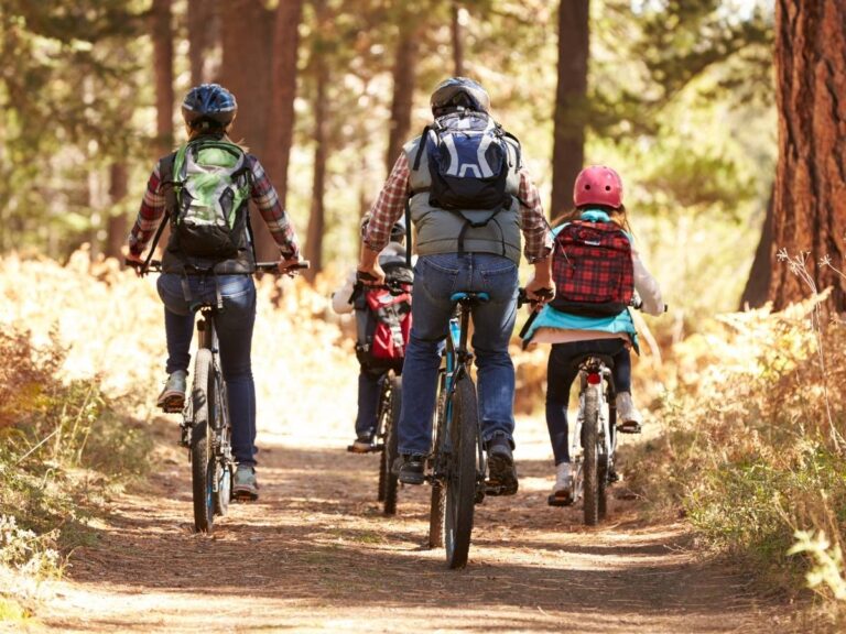 Wycieczka rowerowa w górach. Obrazek w artykule Kolarstwo górskie od A do Z. Przewodnik rowerzysty górskiego