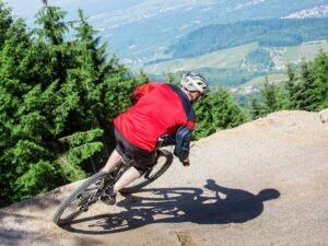 Kolarz w terenie. Obrazek w artykule ABC kolarstwa grawitacyjnego. Poradnik dla początkujących zawodników kolarstwa grawitacyjnego