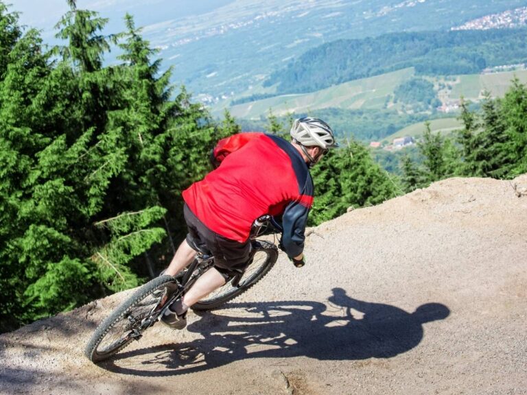 Kolarz w terenie. Obrazek w artykule ABC kolarstwa grawitacyjnego. Poradnik dla początkujących zawodników kolarstwa grawitacyjnego