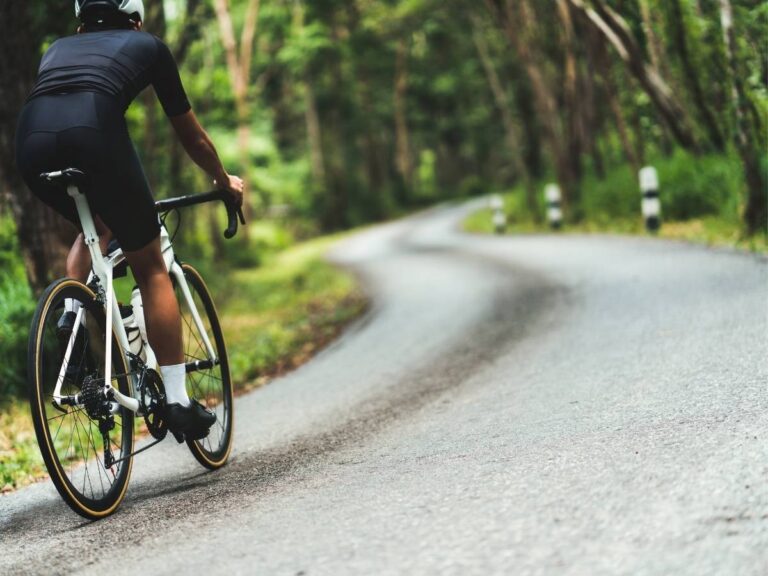 Kolarz na drodze. Obrazek w artykule Kolarstwo szosowe w pigułce. Przewodnik dla początkujących w treningu rowerowym