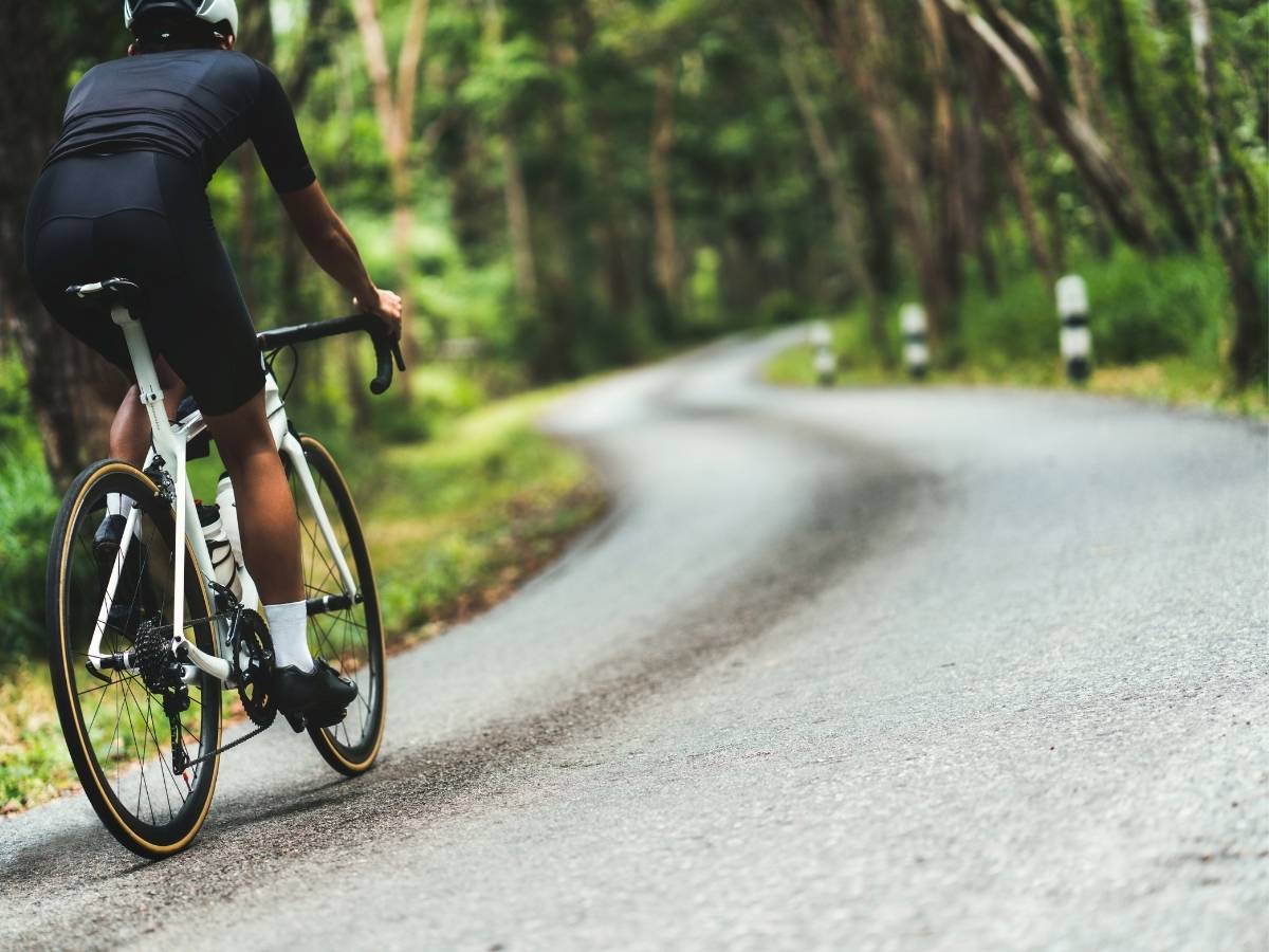 Kolarz na drodze. Obrazek w artykule Kolarstwo szosowe w pigułce. Przewodnik dla początkujących w treningu rowerowym
