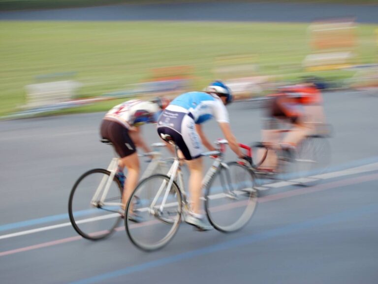 Kolarze na torze. Obrazek w artykule Wszystko, co musisz wiedzieć o kolarstwie torowym. Poradnik dla początkujących w ściganiu się na welodromie