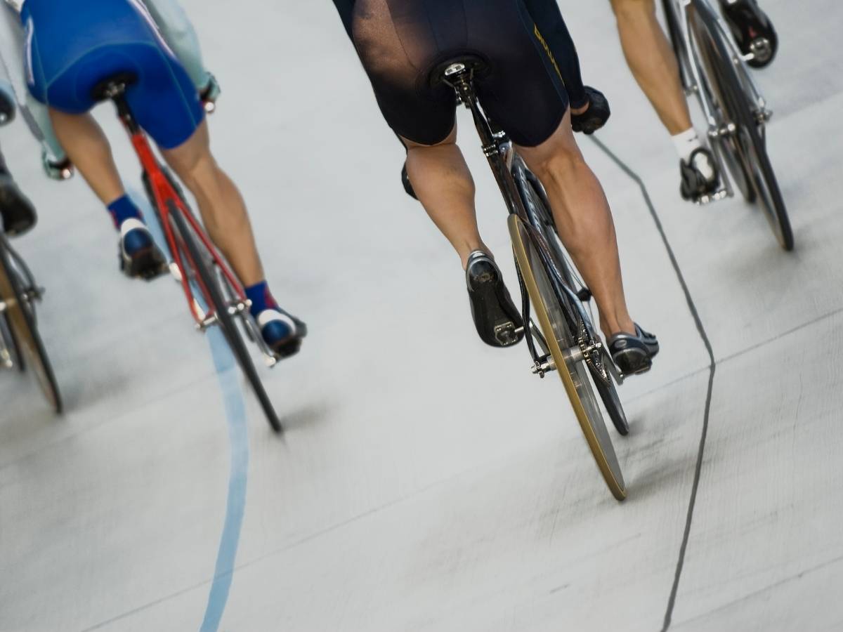 Kolarze na torze. Obrazek w artykule Przewodnik po meandrach kolarstwa halowego. Twoja droga od żółtodzioba do eksperta w kolarstwie torowym