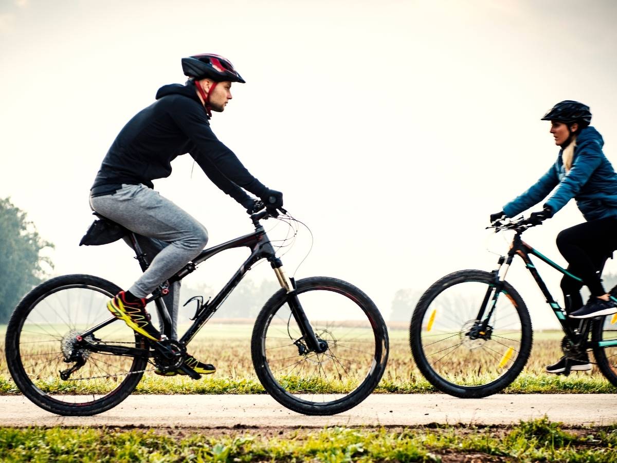 Para w terenie. Obrazek w artykule Vade mecum kolarstwa przełajowego. Przewodnik dla początkujących i zaawansowanych po kolarstwie terenowym