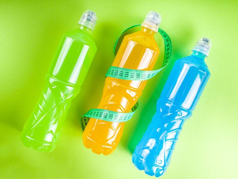 Trzy napoje. Obrazek w artykule Napój izotoniczny. Czym jest i jak działa napój energetyczny?