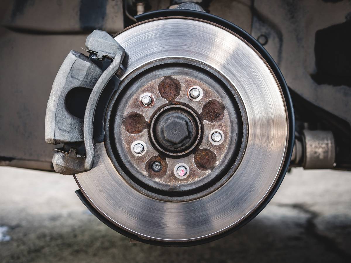 Koło z hamulcem .Obrazek w artykule Piszczące hamulce. Jak skutecznie pozbyć się tego nieprzyjmenego dźwięku?