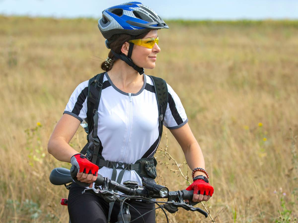 Rowerzystka. Obrazek w artykule Prezent dla rowerzystki. Praktyczny poradnik co kupić dla rowerzystki