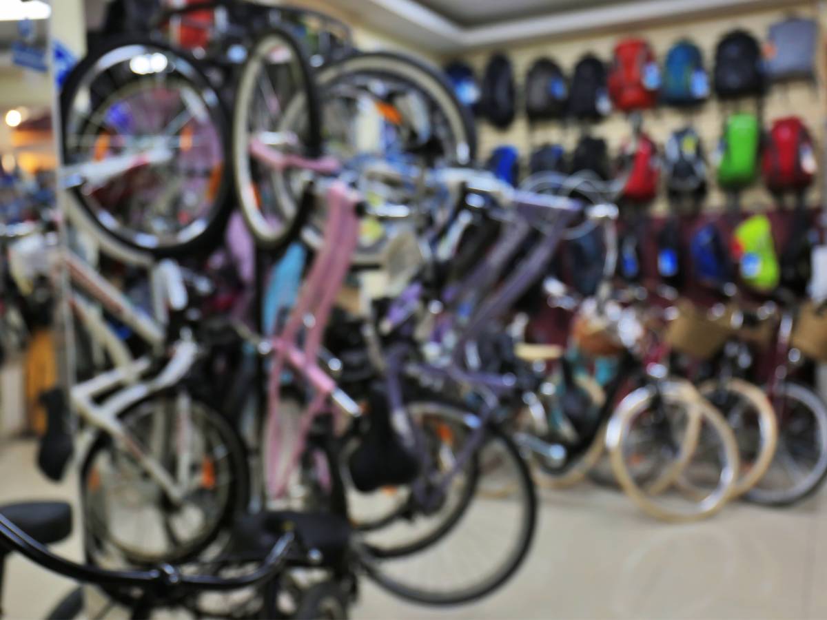 Parking rowerów. Obrazek w artykule Rodzaje rowerów. Od rowerów do MTB po rowery stacjonarne do ćwiczeń