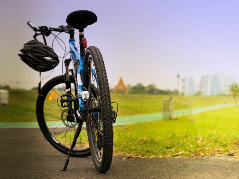Stojący na stopce rower. Obrazek w artykule Najdroższy rower na świecie. Czy warto w niego inwestować?