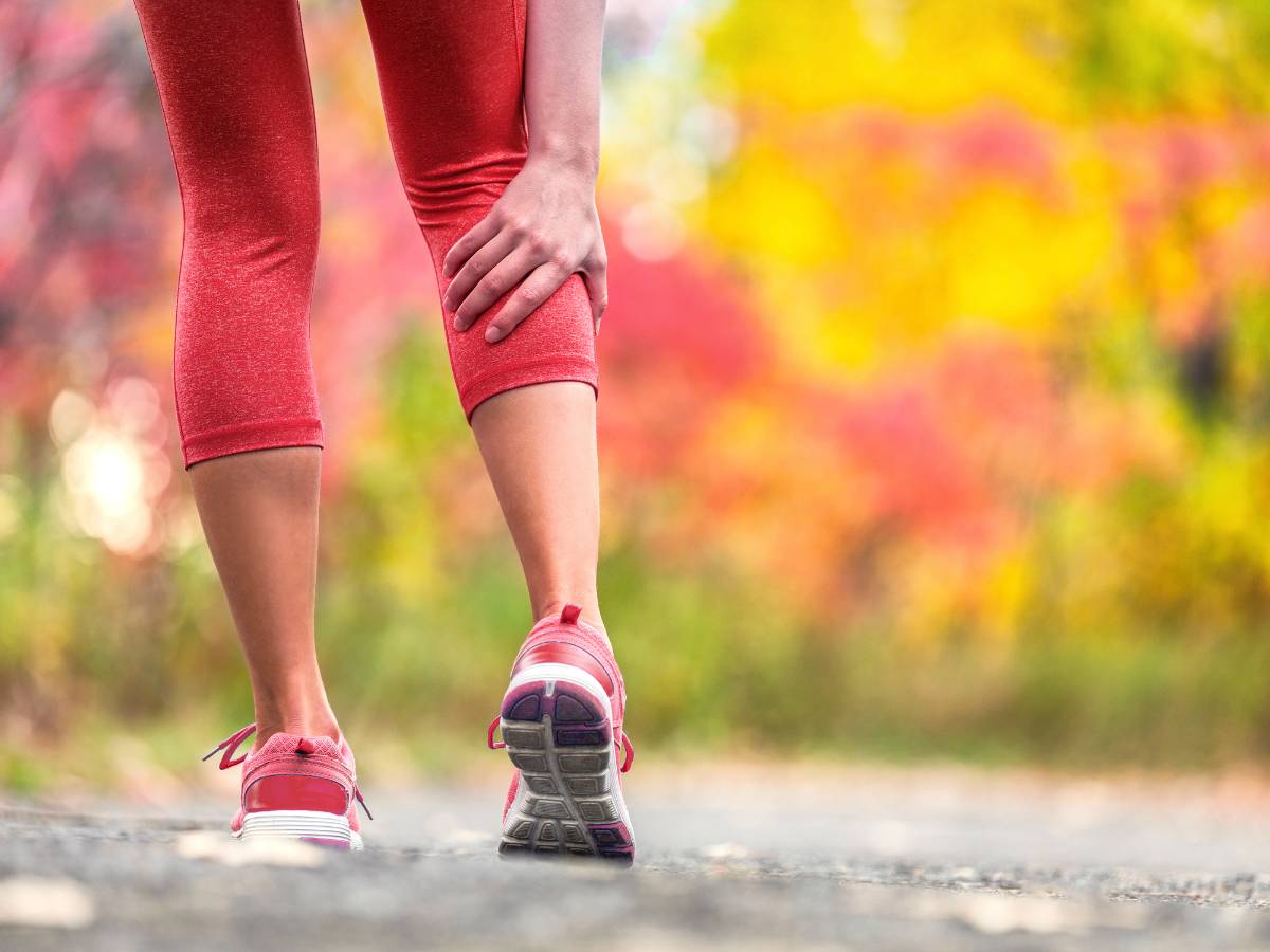 Skurcz podczas biegania u biegacza. Obrazek w artykule Skurcze łydek w nocy. Przyczyny, leczenie i profilaktyka bólu nóg