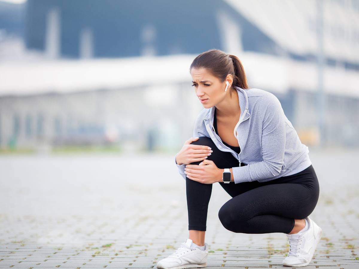 Kobieta za skurczem. Obrazek w artykule Domowe sposoby na skurcze nóg. Praktyczny przewodnik po sposobach na skurcze mięśni