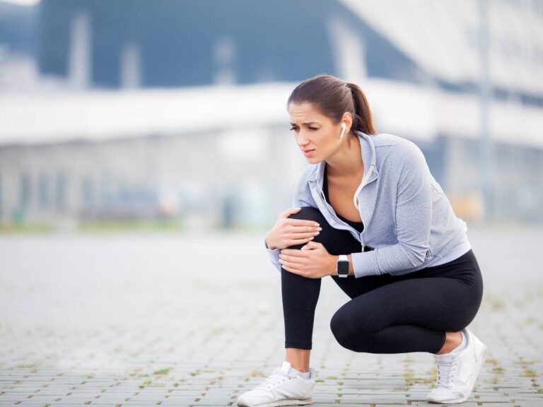 Kobieta z bolesną łydką. Obrazek w artykule Skurcze nóg. Przyczyny, zapobieganie i skuteczne metody leczenia skurczów mięśni