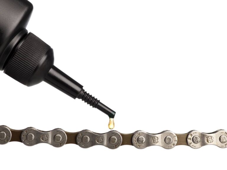 Smarowanie łańcucha. Obrazek w artykule Smar do łańcucha rowerowego. Kompletny przewodnik po typach preparatów do konserwacji rowerów