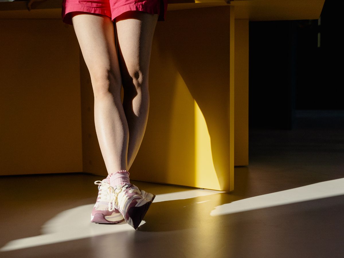 Dziewczyna po treningu. Obrazek w artykule Zakwasy po treningu. Co robić, by bóle mięśni szybko zniknęły?