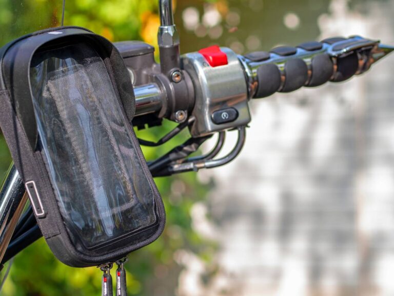 Uchwyt na telefon do roweru. Obrazek w artykule Uchwyt rowerowy na telefon. Kompletny przewodnik zakupowy po akcesoriach do roweru
