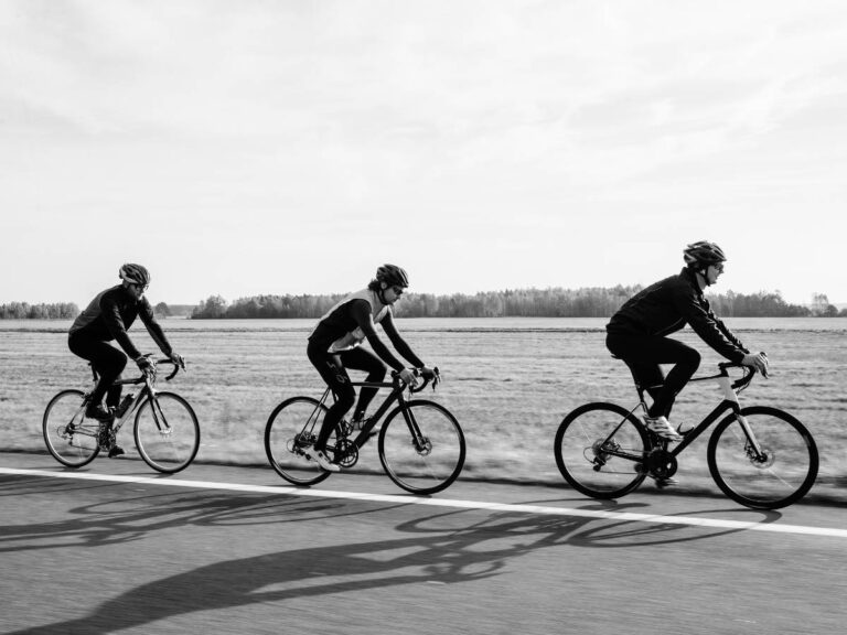 Trzecz rowerzystów. Obrazek w artykule Obowiązkowe wyposażenie roweru. Kompletny przewodnik po niezbędnych akcesoriach rowerowych